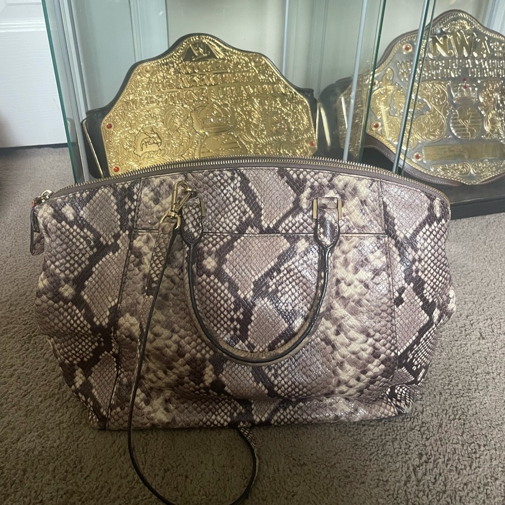 Michael kors leather print bag. Shape Condition